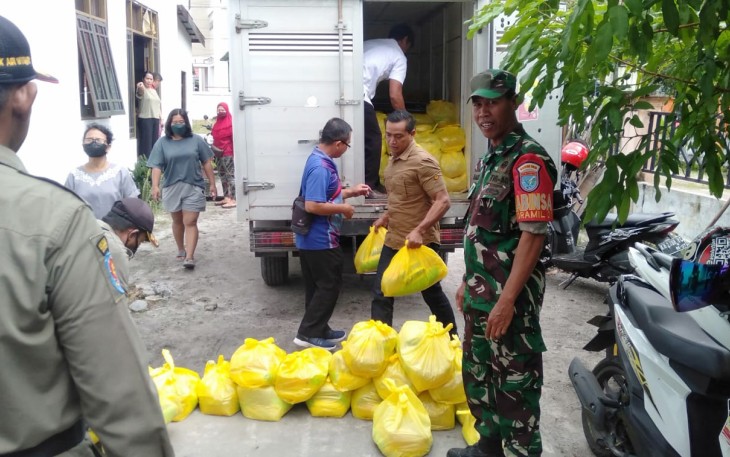 Babinsa saat Dampingi Pasar Murah Bagi Warga Kelurahan Langkai 