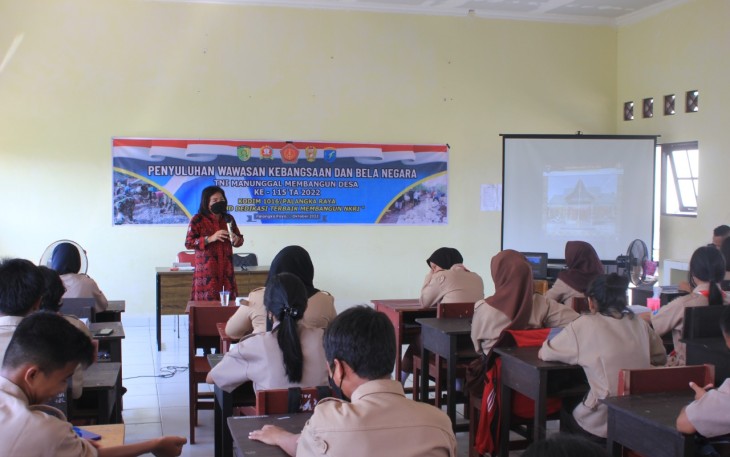 Satgas TMMD saat Berikan Penyuluhan Wawasan Kebangsaan Kepada Pelajar 