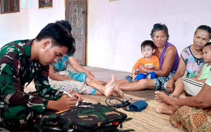 Satgas saat beri Pelayanan Kesehatan Gratis pada masyarakat