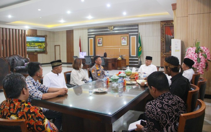 Gubernur Bengkulu Rohidin saat terima audiensi Kepala SPN Polda Bengkulu dan Perangkat Desa Wisata Belitar Seberang Kabupaten Rejang Lebong, di Ruang Kerja Gubernur Bengkulu, Rabu (13/07).