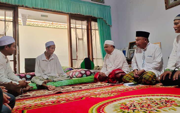 Ketua DPW PKS Jatim Irwan Setiawan saat sowan dan menjenguk KH Abdul Jalal, kiai sepuh Pondok Pesantren Nurul Qadim