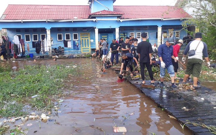 Danramil Pahandut saat Pimpin Kerja Bakti di Ponpes Hidayatul Insan