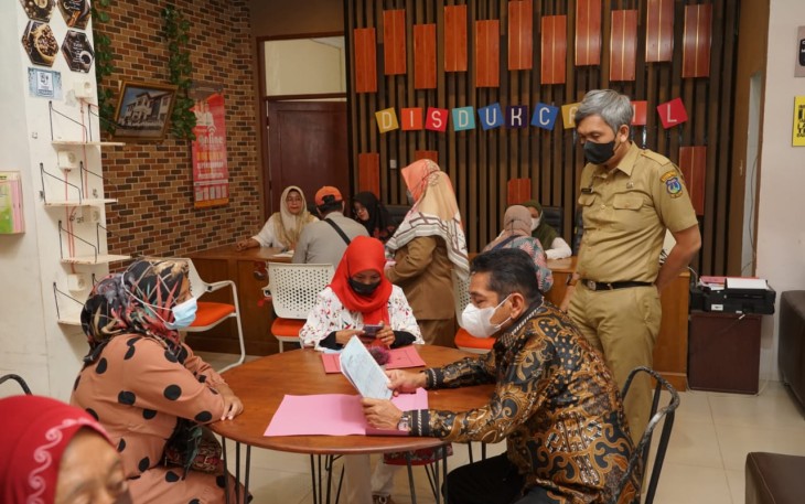 Pj Walikota Tebing Tinggi saat Sidak Pelayanan Disdukcapil dan Mal Pelayanan Publik