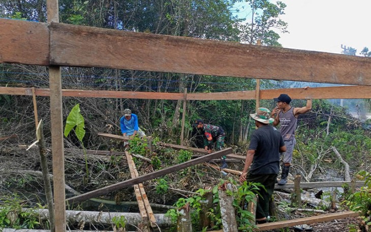 Babinsa Bersama Warga saat Gotong Royong Bangun Gedung TPA 
