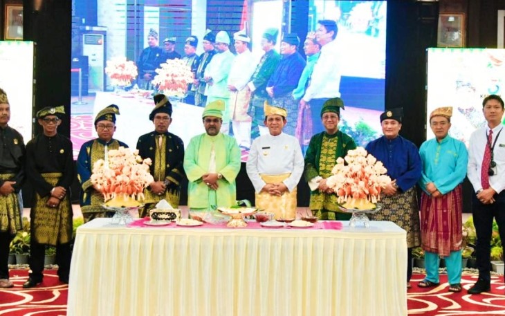 Gubernur Kepulauan Riau H. Ansar Ahmad dan rombongan saat menghadiri syukuran Hari Ulang Tahun (HUT) Kabupaten Karimun yang ke-23 di Gedung Nilam Sari, Kantor Bupati, Karimun, Rabu (12/10).
