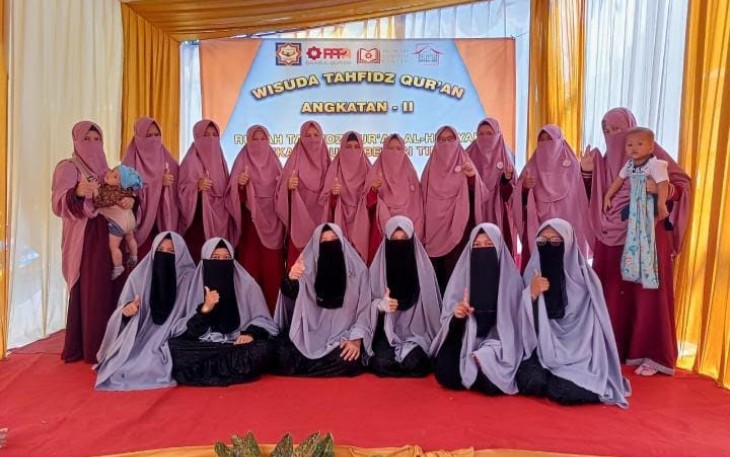 "emak-emak” di Bekasi yang ikut wisuda tahfidz Al-Qur’an bersama anak-anak santri penghafal Al-Qur’an.