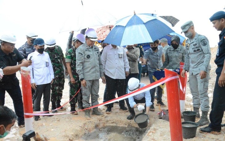 Peletakan batu pertama oleh Kepala Kantor Kamla Zona Maritim Barat Laksma Bakamla Hadi Pranoto, S. Sos., M.Si(Han) di Pulau Setokok, Barelang, Kota Batam, Sabtu (13/8/2022).