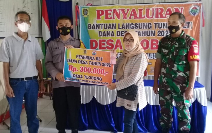 Penyaluran BLT DD 2022 di Tlobong, Delanggu, Jumat (25/03/2022).
