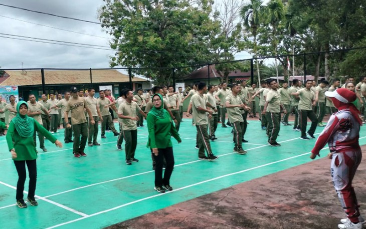 Personel Kodim 1206/PSB Bersama Anggota Persit KCK Cab L Dim 1206 saat Gelar Senam Sehat
