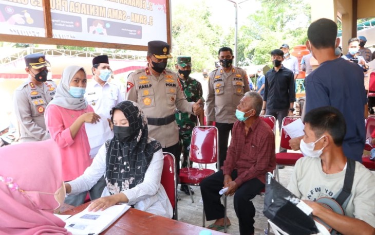 Wakapolda Bengkulu saat Pantau Penyaluran BTPKLWN dan Vaksinasi Serentak, Rabu (30/03/2022) kemarin.