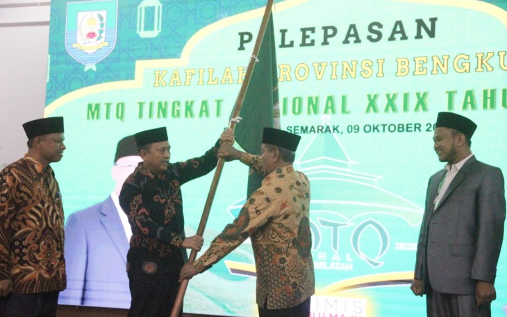 Pelepasan kontingen MTQ Nasional XXIX Bengkulu ditandai dengan penyematan tanda peserta secara simbolis oleh Sekda Hamka sekaligus penyerahan bendera Provinsi Bengkulu.