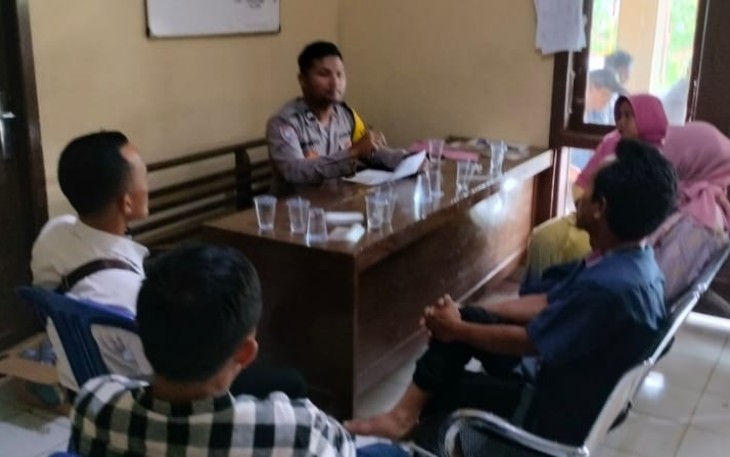 Bhabinkamtibmas Bersama Pihak Sekolah saat Mediasi Perkelahian Antar Siswa