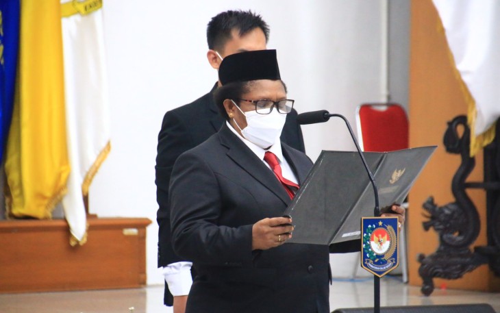 Pj Gubernur Papua Tengah Ribka Haluk saat melantik Direktur Penataan Daerah Otonomi Khusus dan Dewan Pertimbangan Otonomi Daerah Kemendagri Valentinus Sudarjanto Sumito sebagai Pj Sekda Provinsi Papua Tengah.