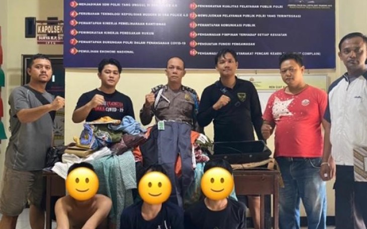 3 Orang Remaja (jongkok diborgol) saat diamankan 