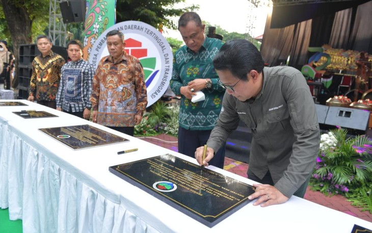 Menteri Desa, PDT, dan Transmigrasi Abdul Halim Iskandar bersama Ibu Lilik Umi Nasriyah memberikan piagam Piagam Penghargaan kepada Kepala Desa Perempuan Inspiratif 2022, Tenaga Fasilitator Pengembangan Satuan Pemukiman Teladan di Kawasan Transmigrasi, Da'i Islamic Center berprestasi di kawasan Transmigrasi,  dan para pegawai pemenang perlombaan dalam rangka memperingati Hari Bhakti Transmigrasi ke-72 serta menandatangani prasasti peresmian pembangunan jembatan di kawasan Transmigrasi di Kemendesa PDTT 