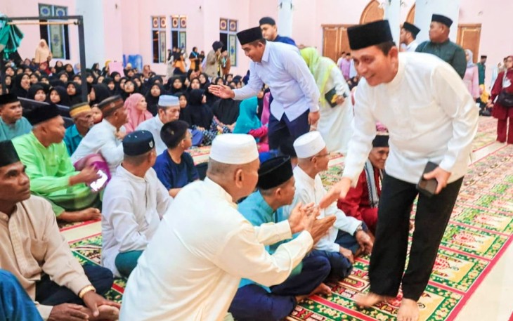 Gubernur Prov Kepri Hj. Ansar Ahmad SE.MM., Bersama Bupati Bintan Roby Kurniawan SPWK Bersalaman dengan Tokoh dan Masyarakat.