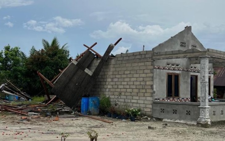 Salah satu rumah yang alami rusuk berat akibat angin kencang