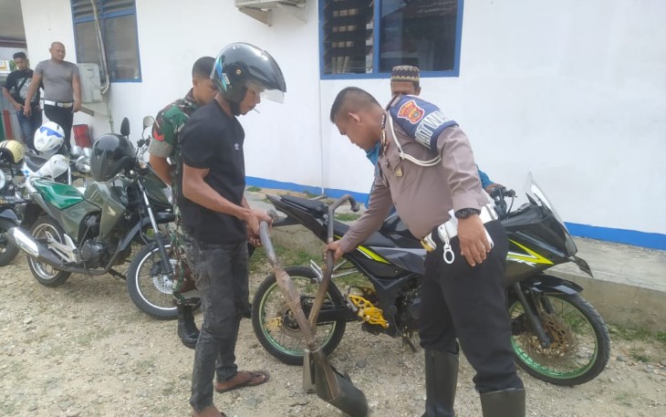 Petugas Satlantas Polres Aceh Timur saat Amankan Motor Pakai Knalpot Brong