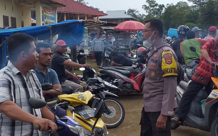 Bhabinkamtibmas saat Sambang Pasar