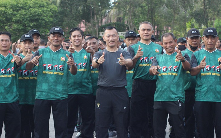 Dandim saat Hadiri Jalan Sehat dan Launching Telawang Mart Koperasi Kartika Korem 102 Panju Panjung 