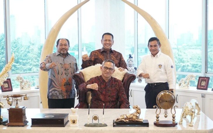 Bamsoet foto besama dengan Duta Besar Republik Indonesia untuk Laos, Pratito Soeharyo, di Jakarta, Senin (4/4/22).