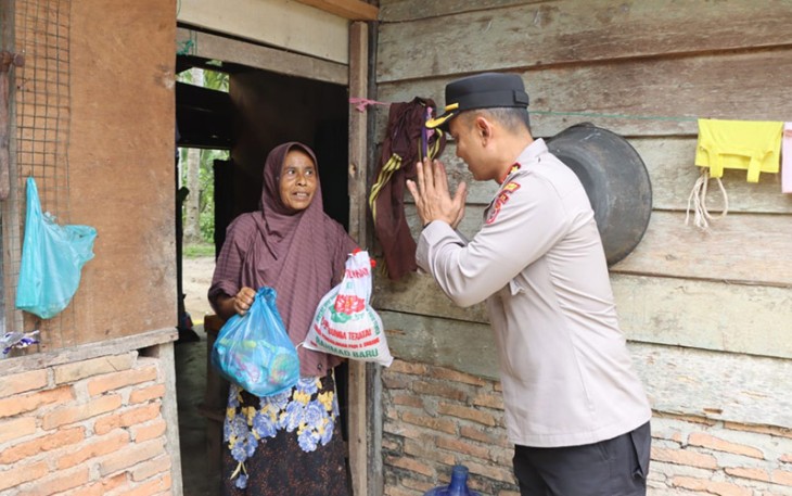 Kapolres Aceh Timur AKBP Andy Rahmansyah, S.I.K. saat salurkan bansos ke masyarakat kurang mampu, Jumat (09/09/2022).