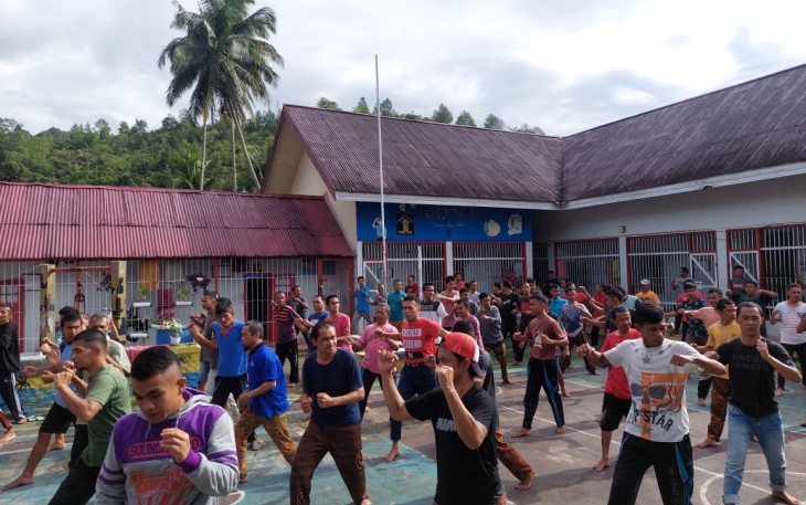 Warga binaan Lapas Kelas III Suliki, Kabupaten Limapuluh Kota, Sumatra Barat terlihat antusias mengikuti senam pagi.