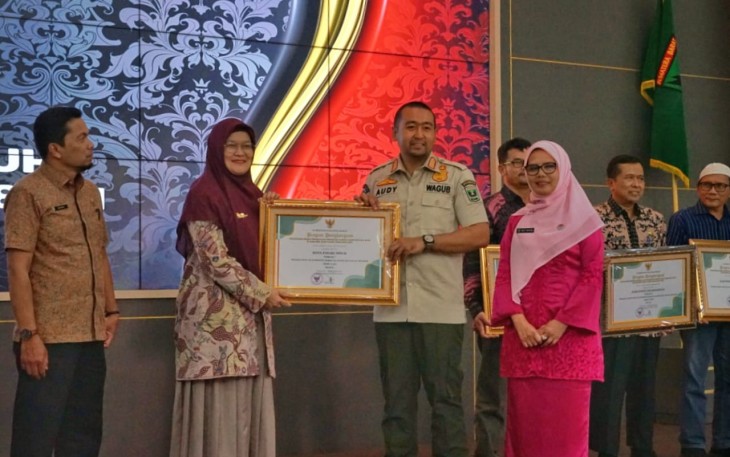 Penyelenggaraan penghargaan oleh Wakil Gubernur Sumbar Audy Joinaldy di Auditorium Rumah Dinas Gubernur.