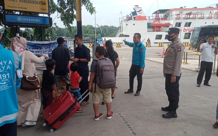 Personel Polsek Kawasan Pelabuhan Batam saat melakukan kegiatan patroli sambang memberi himbauan kamtibmas 