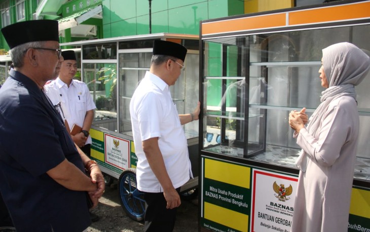 Gubernur Bengkulu Rohidin Mersyah pada Pendistribusian Zakat Untuk Program Ekonomi Produktif, Peduli Dhu'afa, Kesehatan dan Lain lain oleh Baznas Provinsi Bengkulu, Rabu (14/9/2022).