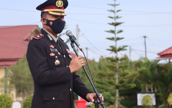 Wakapolres Kompol Ferdi Dakio,S.I.K saat pimpin upacara pengibaran bendera merah putih di HUT Ke-77 Kemerdekaan RI, Rabu (17/08/2022) pagi kemarin.
