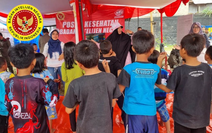 Tim kemanusiaan BIN saat berikan Trauma Healing ke Korban Gempa Cianjur