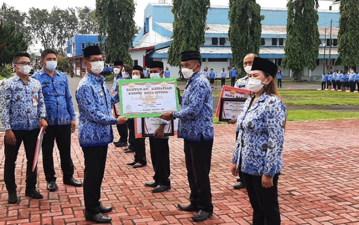 Wakil Walikota Bitung Hengky Honandar SE saat memberikan santuna kepada anggota korpri yang tertimpa musibah kebakaran usai pimpin apel korpri.