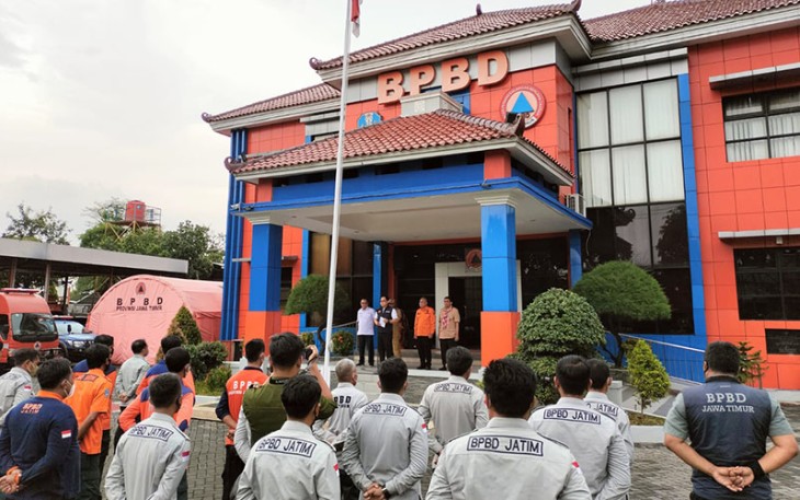 Sekda Provinsi Jawa Timur Adhy Karyono mewakili Gubernur Jatim Khofifah Indar Parawansa saat melepas keberangkatan bantuan bagi korban penanganan dampak becana gempa bumi yang terjadi di Kabupaten Cianjur, 21 November lalu, di Kantor BPBD Jawa Timur, Selasa (22/11) sore.