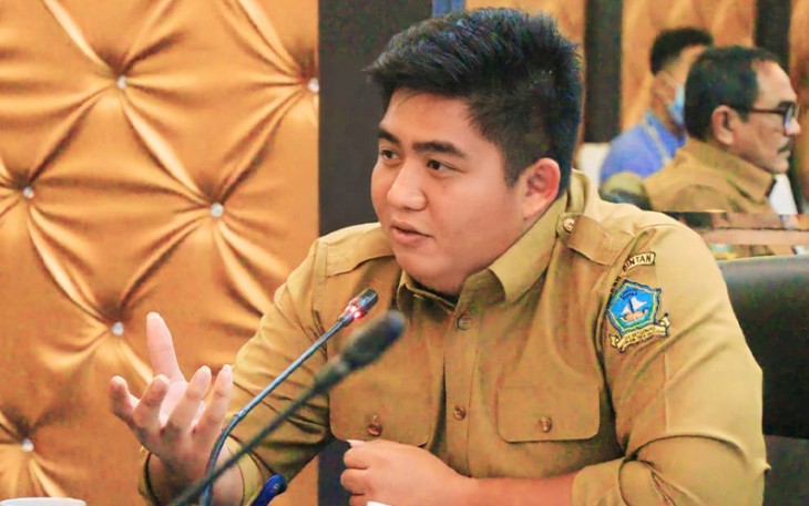 Bupati Bintan, Roby Kurniawan saat di Ruang Rapat 2 Kantor Bupati Bintan, Bandar Sri Bentan, Senin (17/10) pagi. 