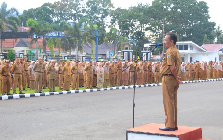 Apel pagi gabungan di halaman Kantor Bupati jalan Sudirman 40 Lubuk Sikaping, pagi Senin (21/10).