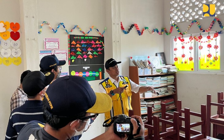 Direktur Jenderal Perumahan Iwan Suprijanto saat melakukan peninjauan infrastruktur pasca gempa Cianjur, Minggu (11/12) lalu. 