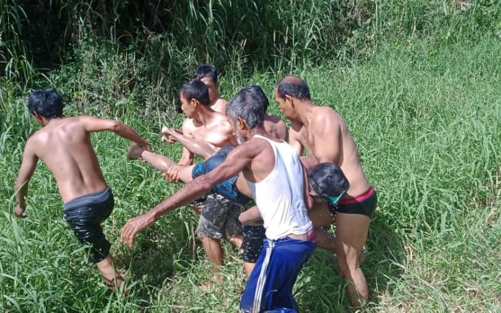 Pasca korban ditemukan dan dievakuasi petugas dibantu warga setempat.
