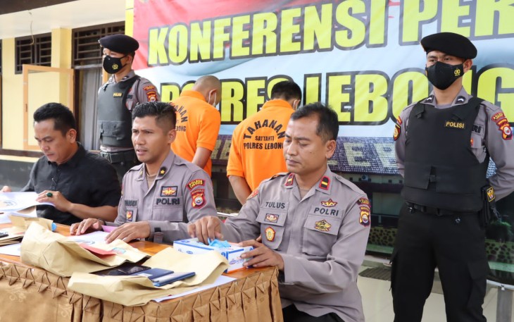 Kabag Ops Kompol Mulyadi MR. S.E., S.Ik., didampingi Kasat Reskrim IPTU Alexander, S.H., serta IPDA Tulus wibowo dalam press conference hari ini (05/08/22).