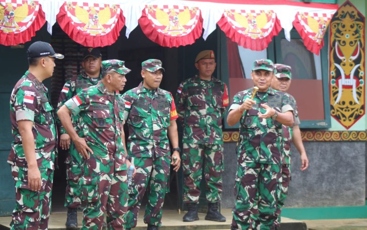 Dansatgas Pamtas RI-Malaysia Yonarmed 19/105 Trk Bogani saat Terima Kunker Dankolakopsrem 121/Abw