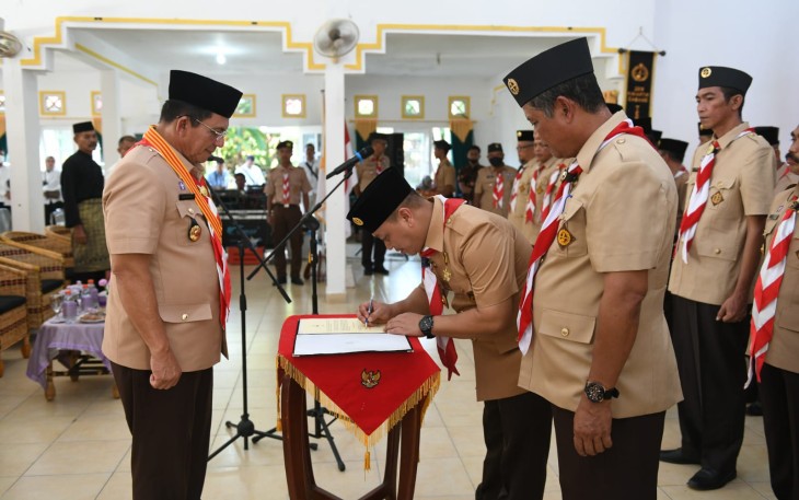 Gubernur Ansar saat Lantik Mabicab dan Kwarcab Pramuka serta ICMI Orda Kabupaten Lingga 2022-2027 