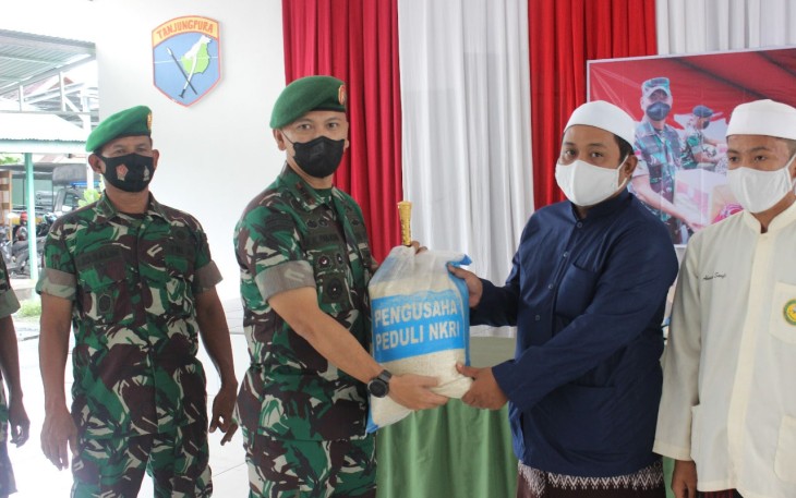 Dandim saat Serahkan Bantuan Beras dari Pangdam XII Tanjungpura Kepada Panti Asuhan dan Pondok Pesantren Wilayah Kota Palangka Raya 