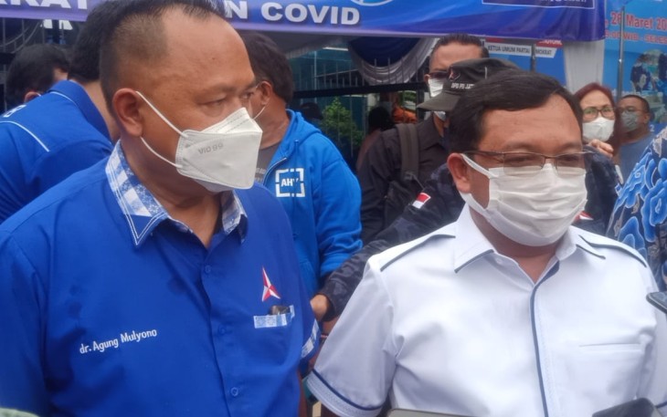 Kepala BPOKK DPP Partai Demokrat, Herman Khaeron saat meninjau pelaksanaan vaksin di Jalan Kertajaya Indah, Sabtu (26/3). 