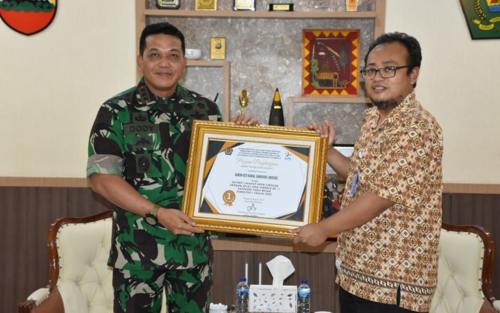 Danrem 023/KS saat  menerima penghargaan sebagai Juara l Pencapaian Indikator Kinerja Pelaksanaan Anggaran (IKPA) Semester I Tahun 2022 dari KPPN Sibolga sebagai Satker terbaik Pengelolaan Anggaran, Jumat (23/09/2022).