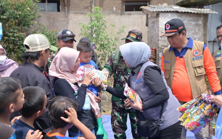 Dharma Wanita Persatuan BNPB saat Berikan Bantuan bagi Warga Cianjur
