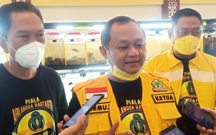 Ketua DPD Partai Golkar Jatim Sarmuji (tengah)