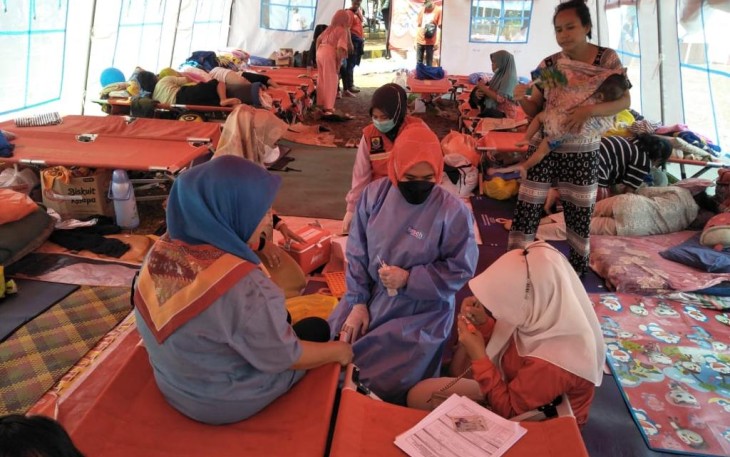 Tenaga Kesehatan saat mengobati para pengungsi