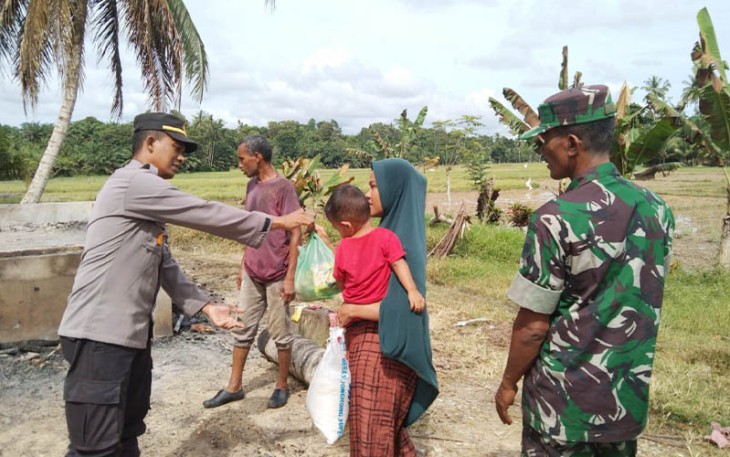 Kapolsek Idi Tunong saat Serahkan Bantuan Tanggap Darurat Kepada Warga Korban Kebakaran.