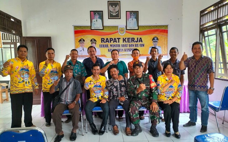 Babinsa Koramil Sepang saat Hadiri Rapat Kerja Bersama Mantir Adat Kelurahan Kampuri 
