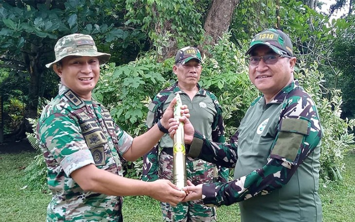 Dandim 1310/Bitung saat memberikan cenderamata